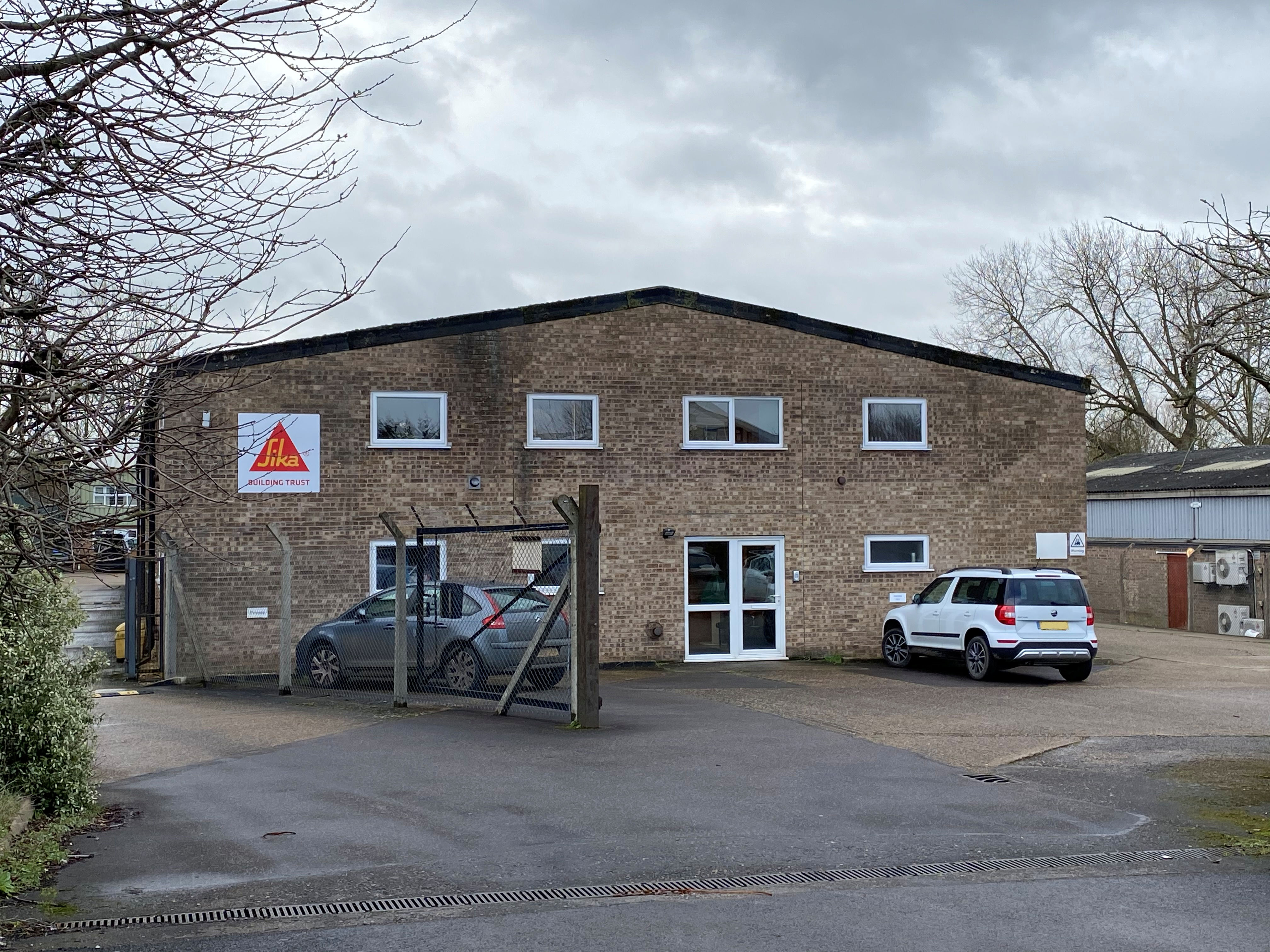 WAREHOUSE ON BUSY NEWMARKET ESTATE TO LET